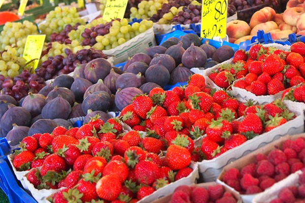 海外の市場に並ぶイチゴ